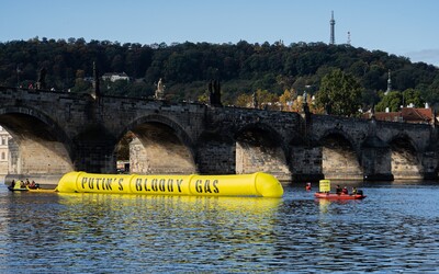 „Putinův krvavý plyn“. Ekologičtí aktivisté vyjeli na Vltavu ve člunech s nafukovací trubkou.