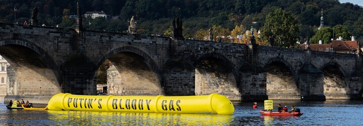 „Putinův krvavý plyn“. Ekologičtí aktivisté vyjeli na Vltavu ve člunech s nafukovací trubkou
