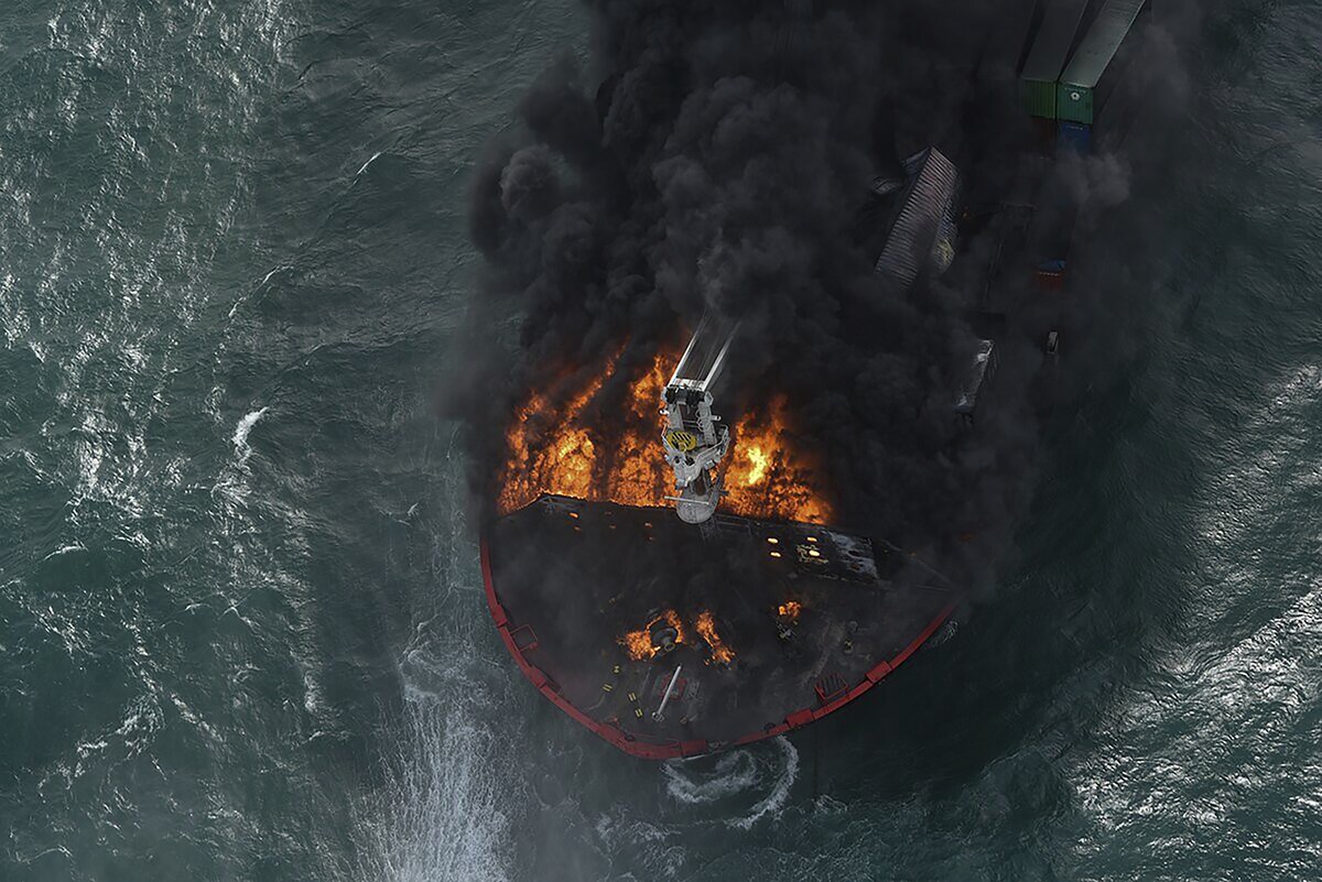 Dym stúpa z kontajnerovej lode MV X-Press Pearl po vypuknutí požiaru neďaleko prístavu v Kolombe 25. mája 2021. 