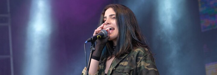 Zpěvačka z Pussy Riot vydělala na NFT pro Ukrajinu přes 7 milionů dolarů. Ruská policie podle ní na protestech bije i děti