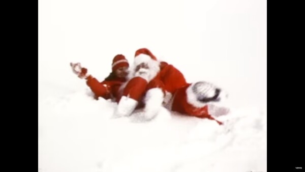 Vo videoklipe od Mariah Carey k piesni All I Want For Christmas Is You sa speváčka hrá so Santom. Kde našiel štáb tú pravú zimnú nádielku?
