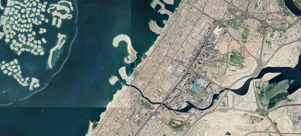 Které město se skrývá za tímto satelitním snímkem?