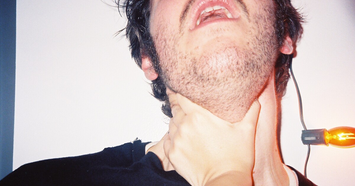 Škrcení jako nástroj kontroly i cesta k intenzivnějšímu orgasmu. Zjisti, jak tuto vzrušující sexuální praktiku dělat bezpečně