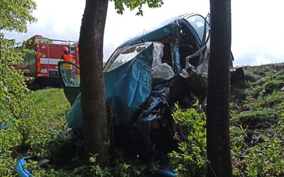 FOTO: Vážná nehoda na Zlínsku skončila těžkým zraněním řidiče. Vyprošťovali ho hydraulickým zařízením.