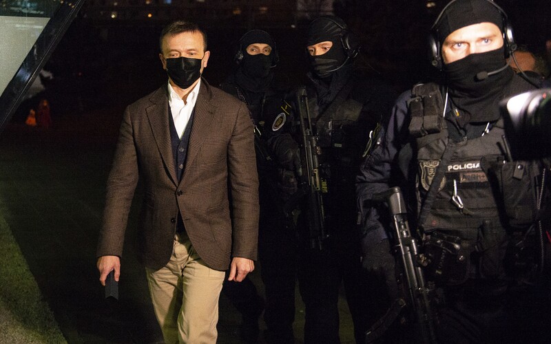 Prečo nemal Haščák na rukách putá, keď ho viedli do Penty? Polícia reaguje na lamentovanie verejnosti.