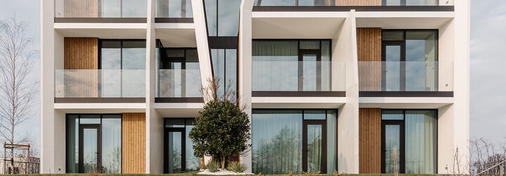 Apartmánový komplex na golfovém hřišti, ve kterém stojí dvoupokojový byt téměř 8 milionů korun
