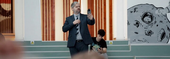 Samo Trnka ako seriálový Laco sa ocitne vo funkcii riaditeľa. Posledná epizóda Pána profesora bude nabitá napätím