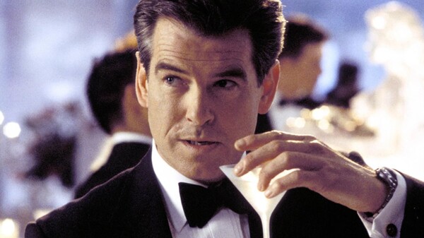 Oblíbeným pitím Jamese Bonda je martini. Agent 007 Pierce Brosnana proslul hláškou: „Martini. Protřepat, ********.“ Co patří na vynechané místo?