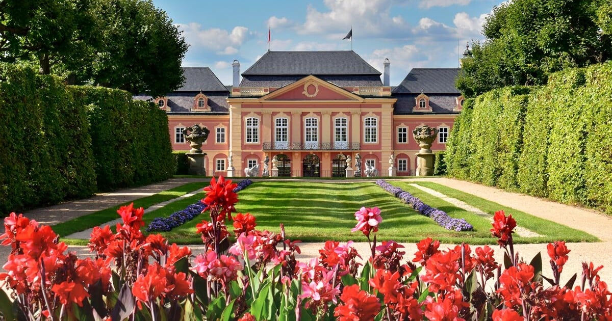 10 míst v Česku, kde by se měla natáčet další řada Bridgertonů. Navštiv je, než se proslaví