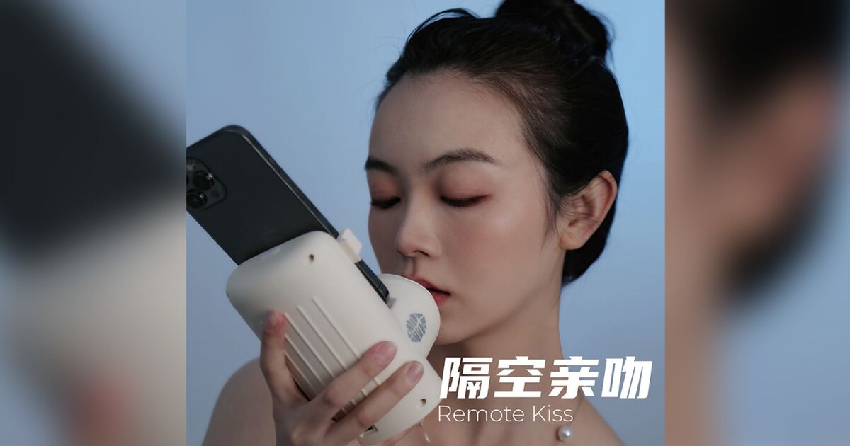 V Číně vyvinuli zařízení na líbání přes internet. Jak funguje a kolik stojí?