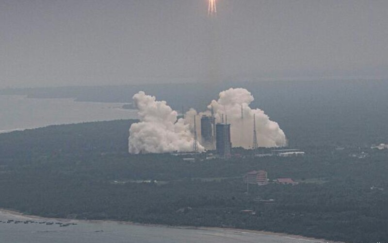 VIDEO: Neřízená čínská raketa padající z vesmíru skončila v Indickém oceánu.