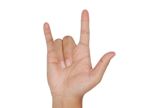 Tento symbol často vidíš na rockových koncertoch. Čo však znázorňuje v Taliansku, Španielsku či Grécku?