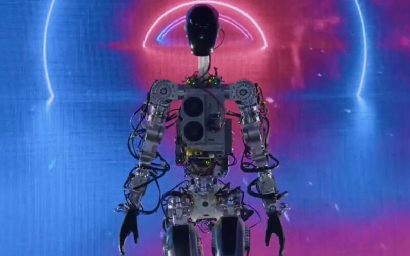 Elon Musk představil humanoidního robota jménem Optimus. Na pódiu zatančil.