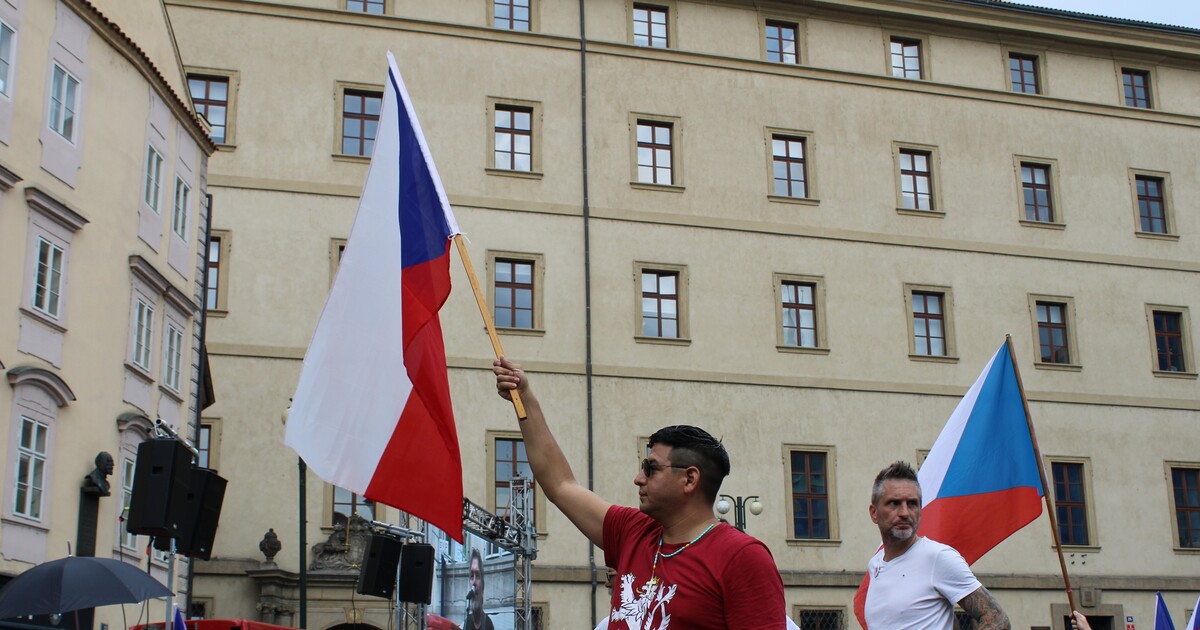 V Praze se koná demonstrace Česko proti bídě. Protestující pohrozili blokádou vládních budov