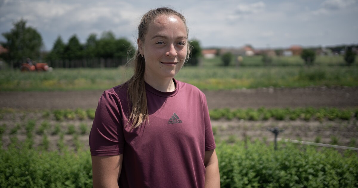 „Okopávání na poli mi dělá radost.“ Hana se z Prahy vrátila na vesnici a ve 22 letech založila úspěšnou farmu