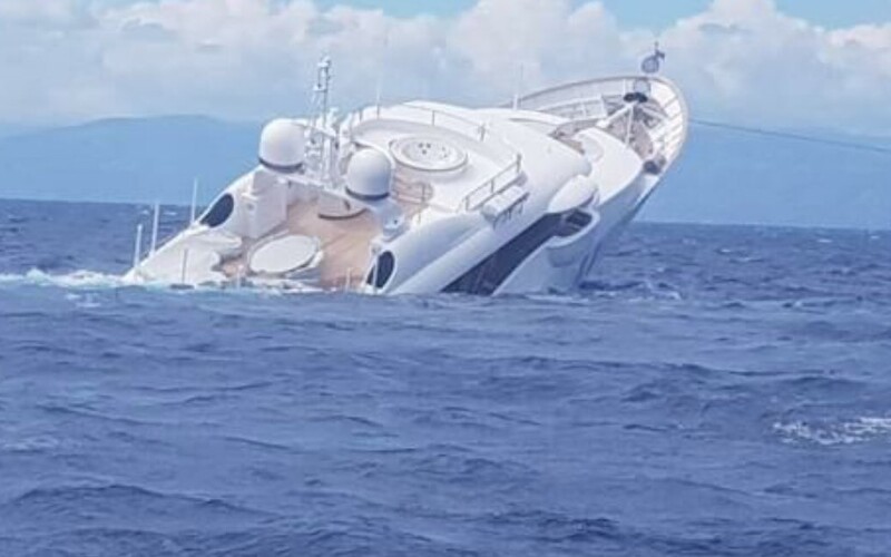 VIDEO: Takto sa potopila superjachta pri talianskom pobreží. Všetkých členov posádky sa podarilo zachrániť.