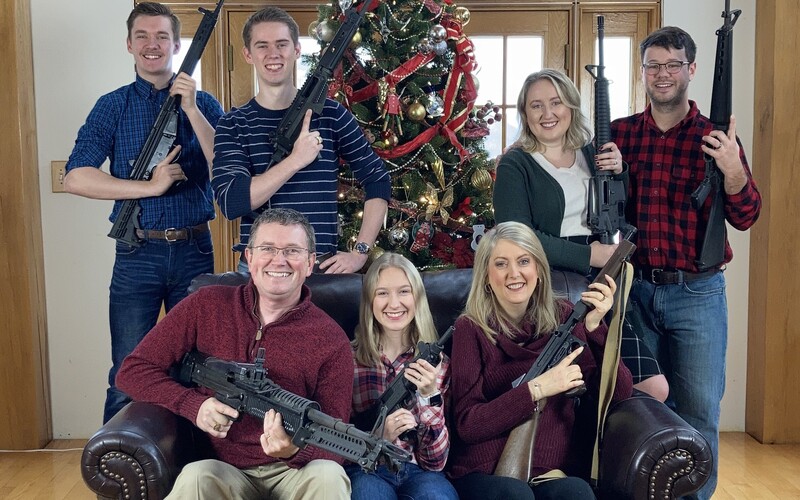 Republikánsky kongresman pózoval s rodinou pred vianočným stromčekom so zbraňami. Na Twitteri vzbudil pohoršenie.