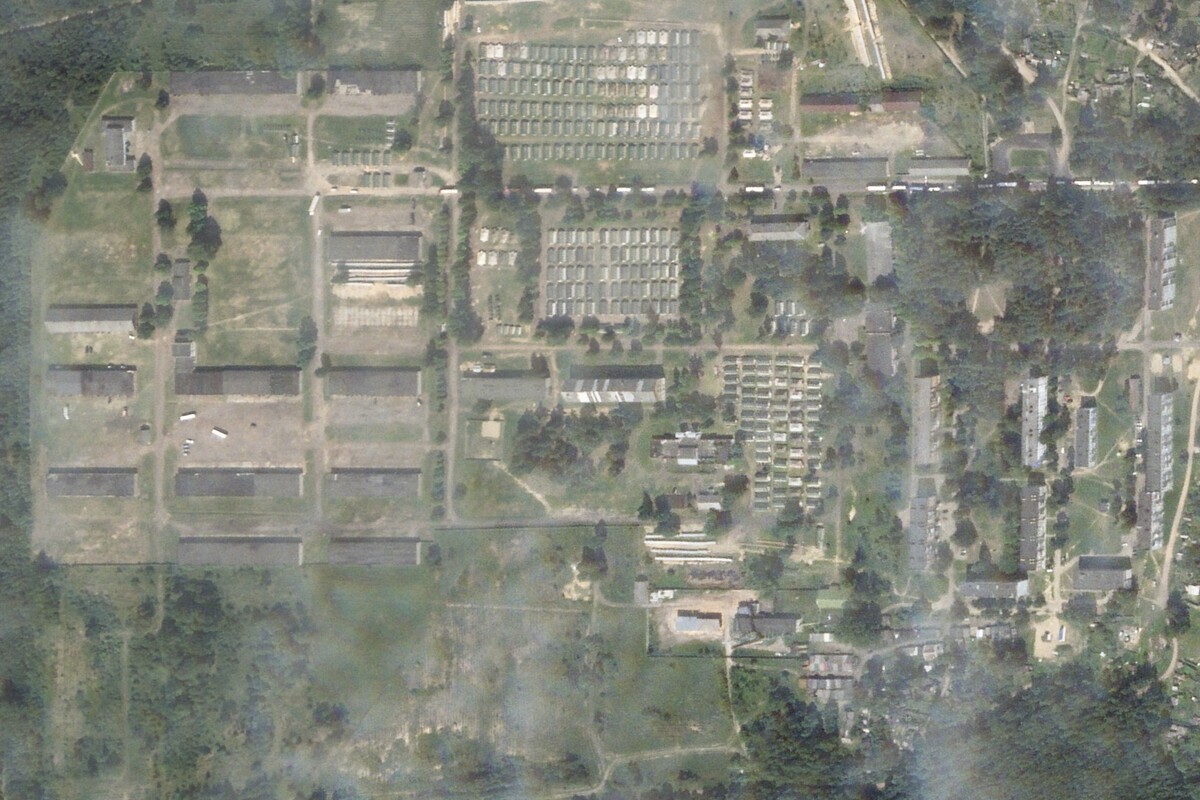 Na satelitnej snímke Planet Labs PBC dlhá kolóna desiatok vozidiel prichádza na bývalú vojenskú základňu pri bieloruskom meste Asipovičy 17. júla 2023.