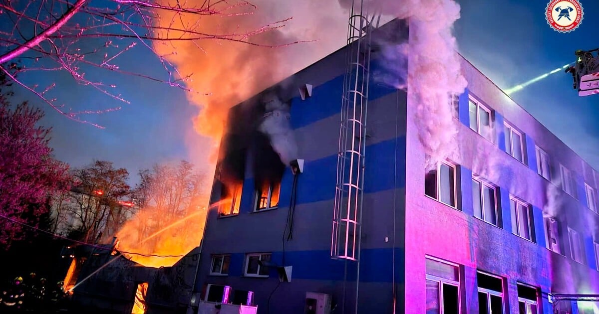 Česko vyšetřuje podezření z teroristického útoku. V Pardubicích vypálili halu zbrojovky