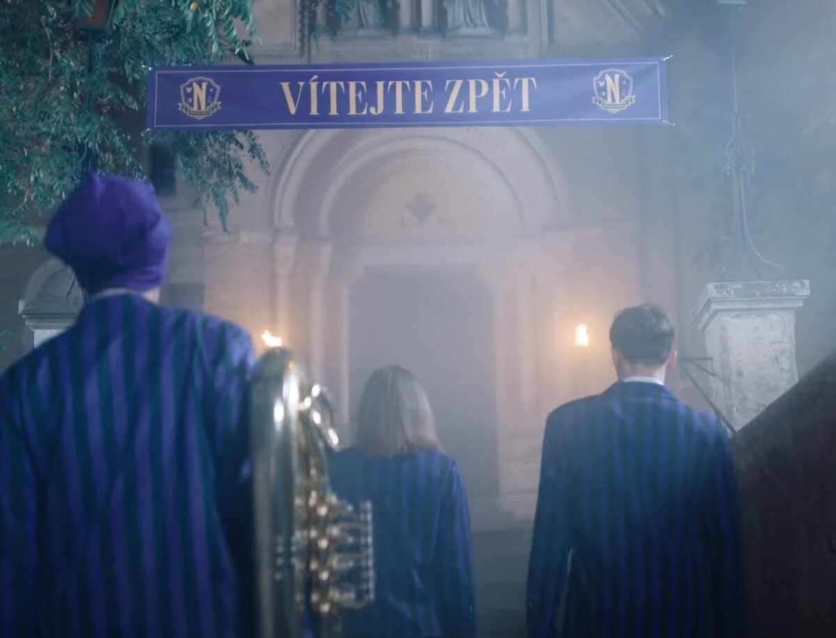 Český Netflix se rozhodl pobavit diváky a divačky a vydal klip pojmenovaný Řádí tam prý strašidlo se záběry z druhé řady Wednesday a k tomu hraje: „Jožin z bažin močálem se plíží, Jožin z bažin k vesnici se blíží...“