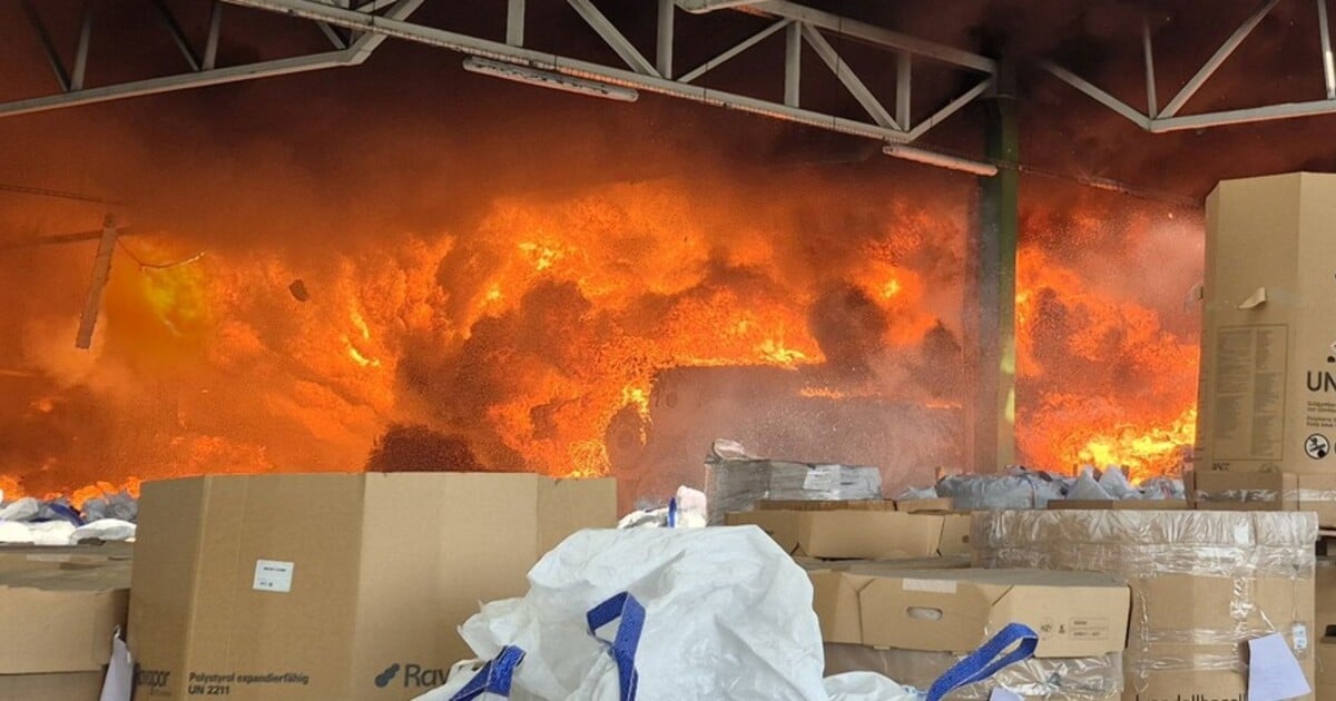 V Otrokovicích začal hořet sklad. Hasiči evakuovali desítky lidí, plameny už dostali pod kontrolu