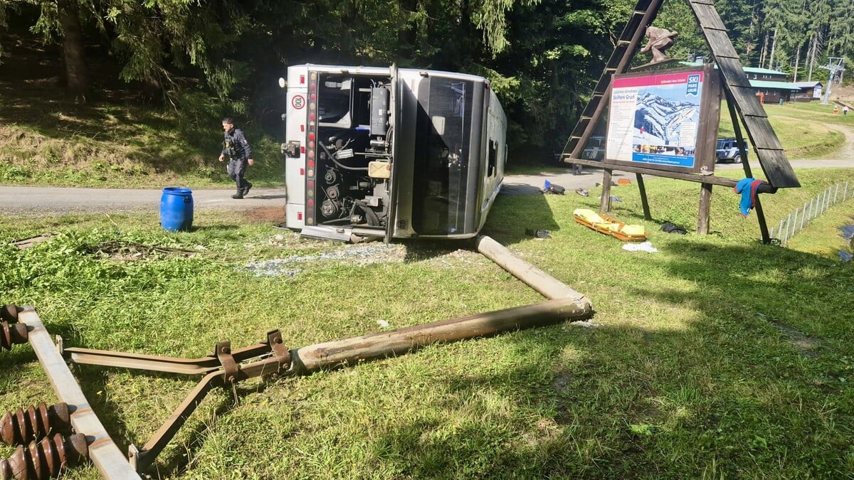 Havarovaný autobus ve Starých Hamrech.