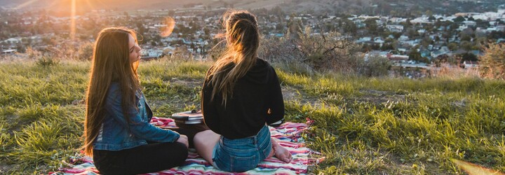 9 krásných míst na piknik v okolí Prahy. Najdeš tam nádherné výhledy i možnost koupání