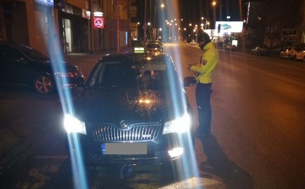 9 ľudí v aute a opitý šofér. Policajti v Trnavskom kraji opäť riešili nezvyčajný dopravný prípad
