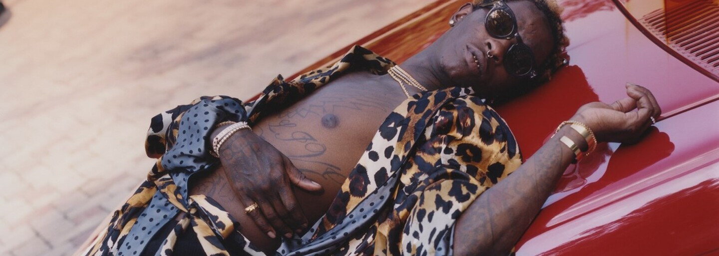 90 % jeho šatníku tvoří dámské oblečení, ale přitom není gay. Young Thug a jeho unikátní YSL styl oblékání