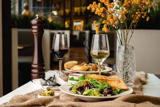 Predstav si, že plánuješ romantickú večeru. Ktoré z uvedených jedál si najlepšie vychutnáš s pohárom dobrého vína? 