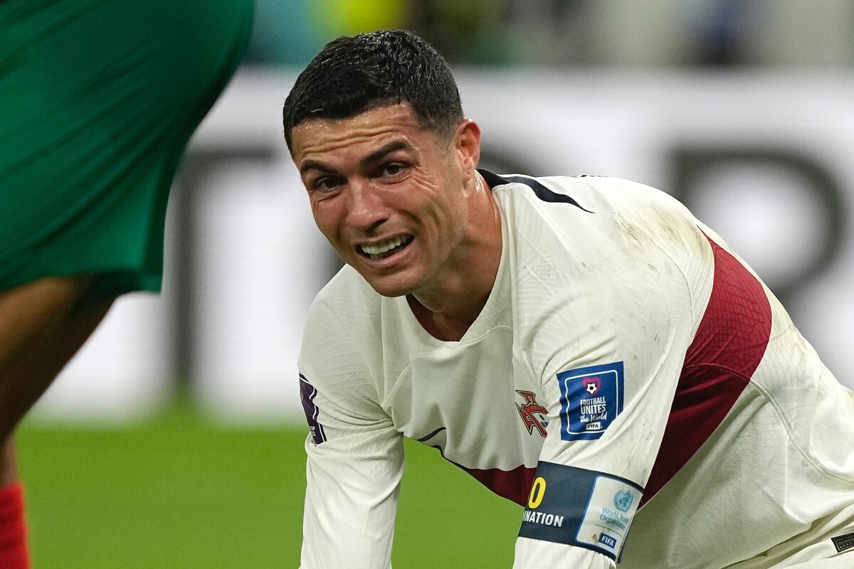 Plačúci Cristiano Ronaldo po prehre Portugalska s Marokom v štvrťfinále MS v Katare.