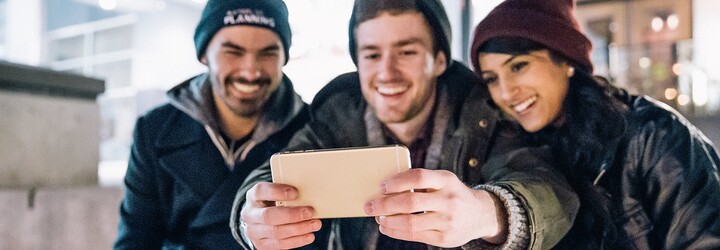Mladí lidé si kupují oblečení jen kvůli fotce na Instagram. Pak ho vracejí
