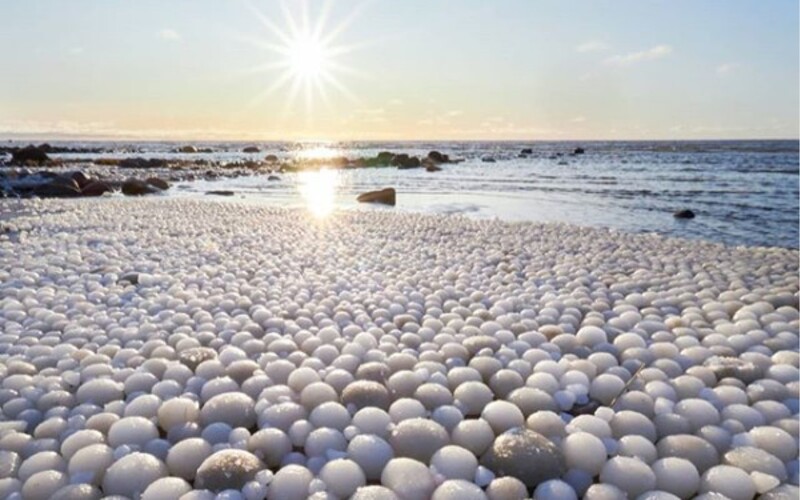 Fotograf natrafil na zvláštne ľadové vajíčka vo Fínsku. Nezvyčajný pohľad sa naskytne len málokomu.