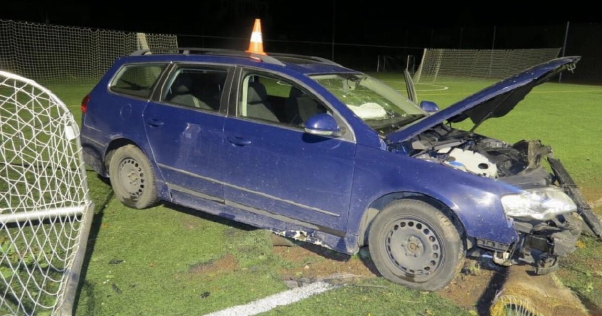 Opilý řidič v Kostelci nad Orlicí střelil perfektní gól do branky. Vlastním autem