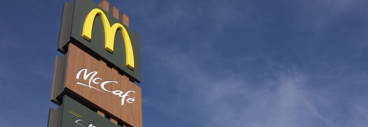 McDonald's daroval 50 tisíc dolarů mladíkům, kteří v prodejně na 51 dní pověsili svou obrovskou fotografii