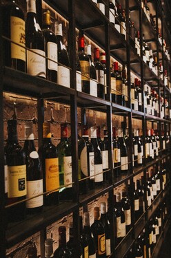 Aká je najvyššie dosiahnutá cena fľaše vína predanej na aukcii?