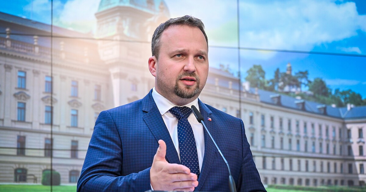 Ministr Jurečka do příspěvku o zneužívání sociálních dávek použil fotku Roma. Stereotypizace a stigmatizace, říká Mika