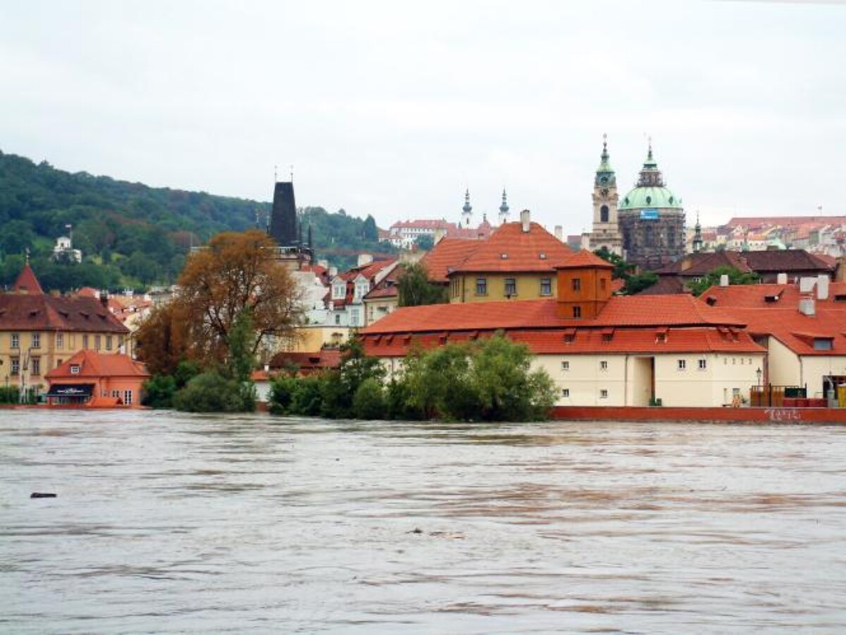 Zatopená Praha v roce 2002.