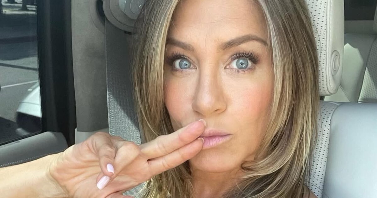 Muž se domníval, že si píše s Jennifer Aniston. Podlehl jí a poslal peníze na falešný účet