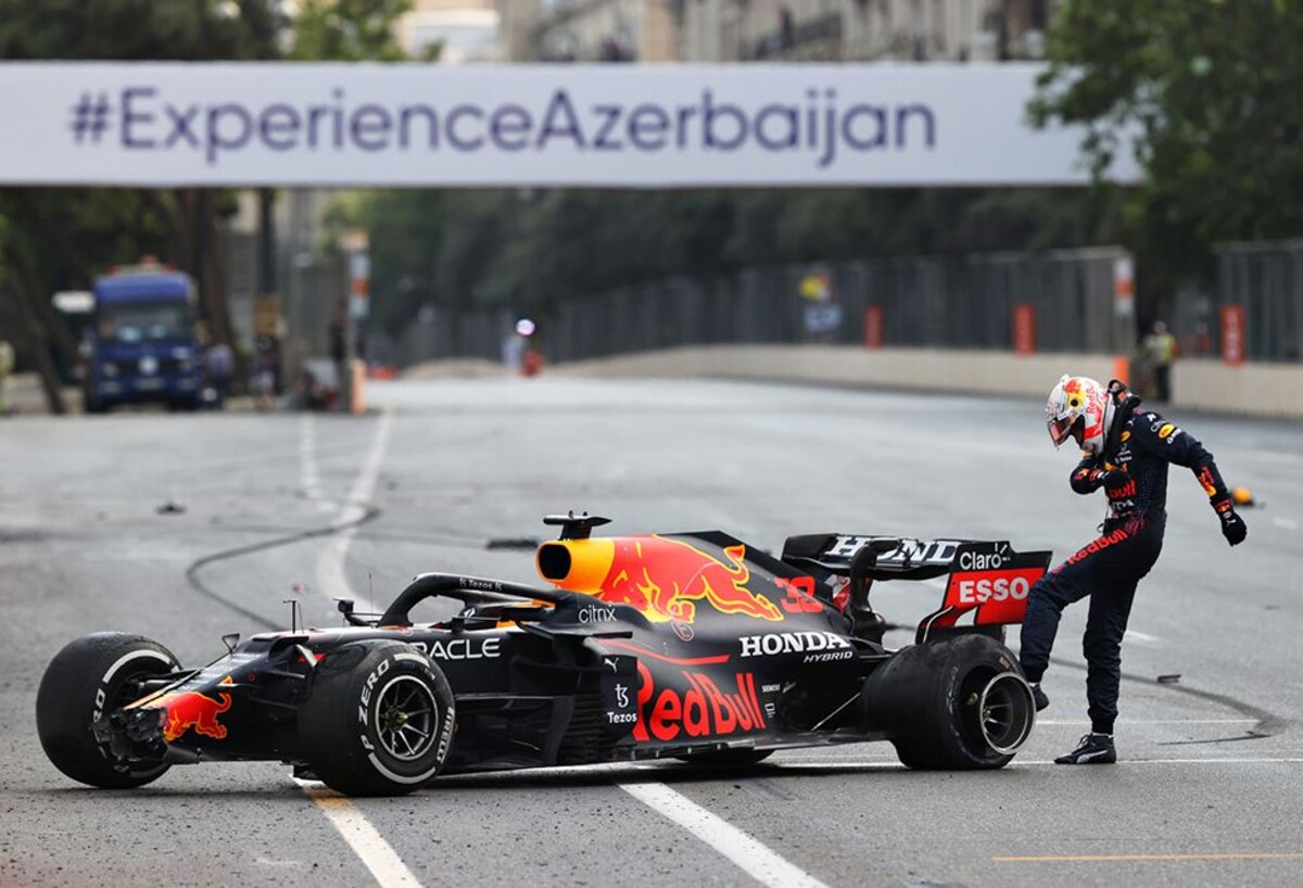 Kategorie: Formule 1.
Max Verstappen z Red Bull Racing nakopl pneumatiku po havárii během Velké ceny Ázerbájdžánu F1 na okruhu Baku City Circuit.