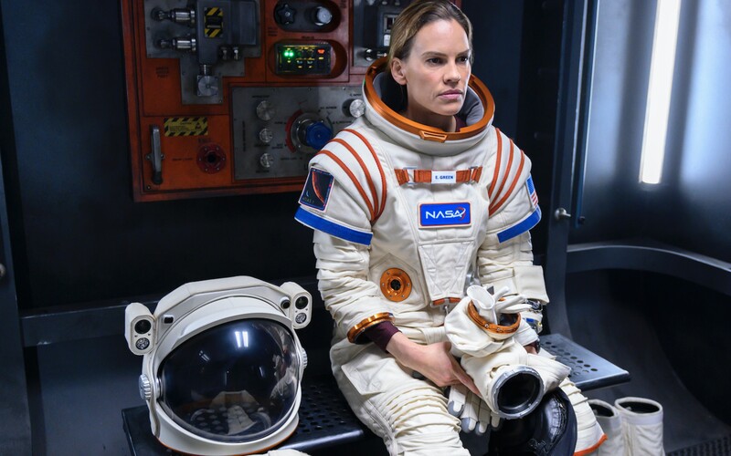 Hilary Swank se v seriálu od Netflixu vydává na Mars. Vydrží 3 roky ve vesmíru oddělená od rodiny, která ji potřebuje?