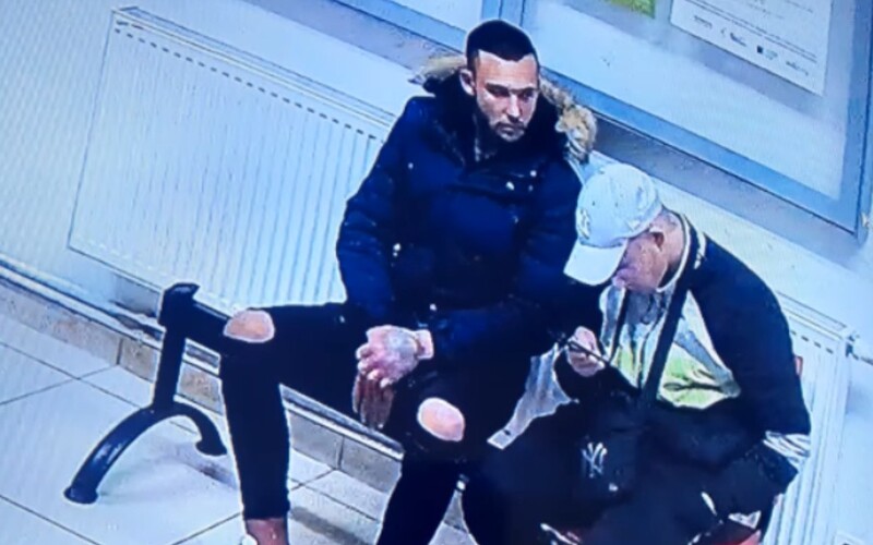 Mladík v Nitre dokopal muža do krvi len preto, že ho upozornil na zle nasadené rúško. Polícia už po ňom pátra, spoznávaš ho?