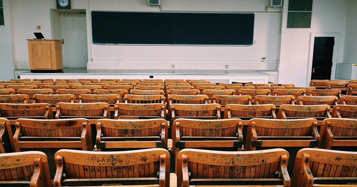 Nastane „Hodina pravdy“. Za vyšší mzdy na humanitních fakultách budou v úterý protestovat stovky lidí