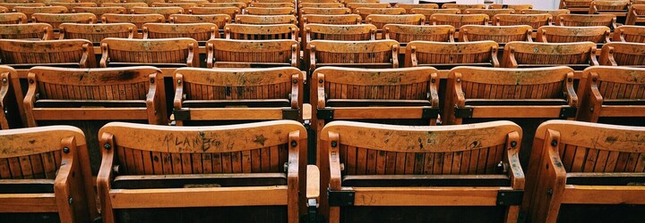 Nastane „Hodina pravdy“. Za vyšší mzdy na humanitních fakultách budou v úterý protestovat stovky lidí