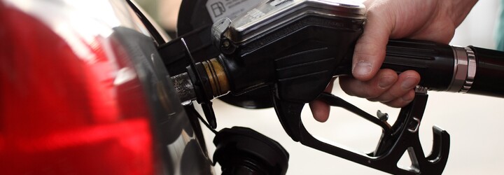 Spotřební daň benzinu a nafty se na léto sníží. Zákon podepsal prezident