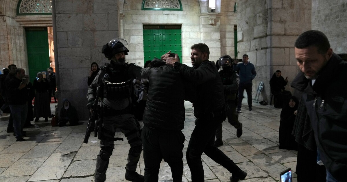 Izraelská policie provedla razii v posvátné mešitě al-Aksá