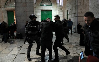 Izraelská policie provedla razii v posvátné mešitě al-Aksá.