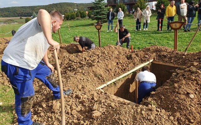 Bizár v Lučenci: Chlapi popri ľudovkách súťažili v kopaní hrobov a pohrebáci ukazovali luxusné pohrebné autá (Reportáž)