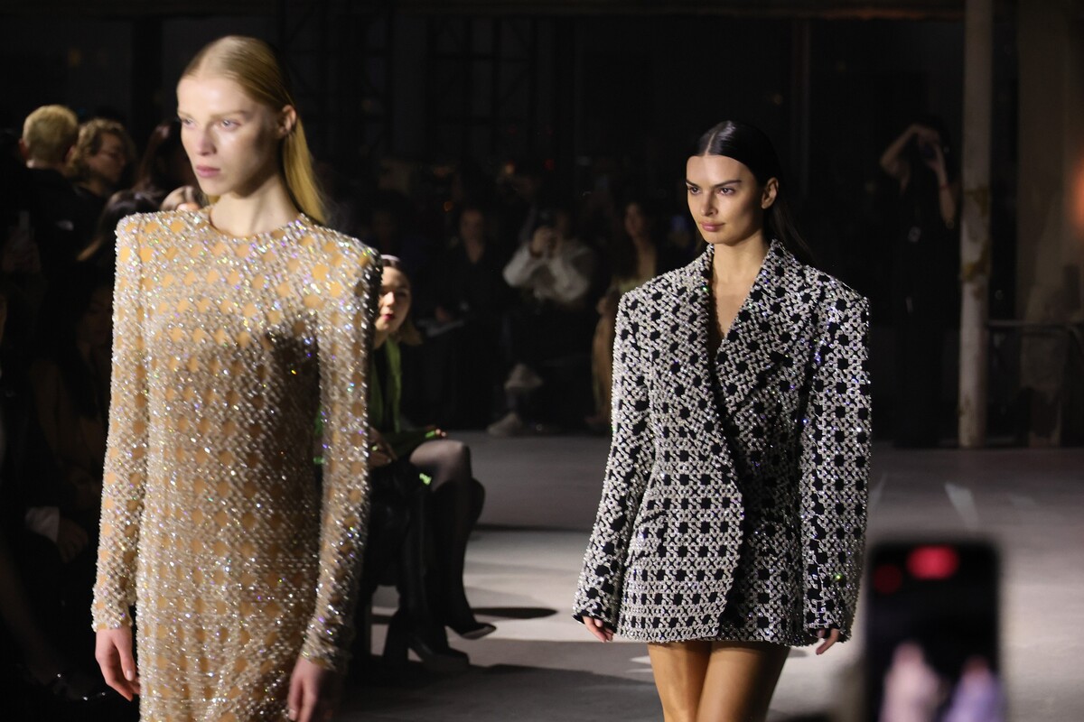 V trblietkávých krištáľoch sa na móle newyorského fashion weeku ukázala aj božská Emily Ratajkowski. V blejzrových šatách uzatvorila prehliadku značky Simkhai.