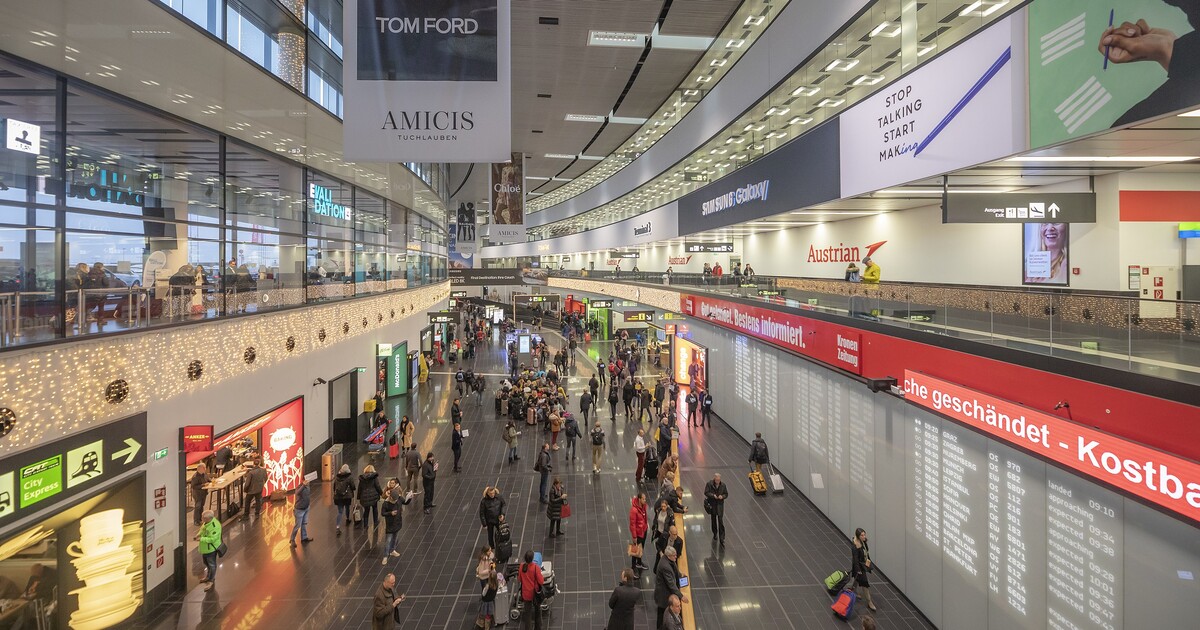 Rakouská letiště zpřísňují pravidla pro turisty. Za nevhodné chování teď hrozí pokuta i zákaz letu